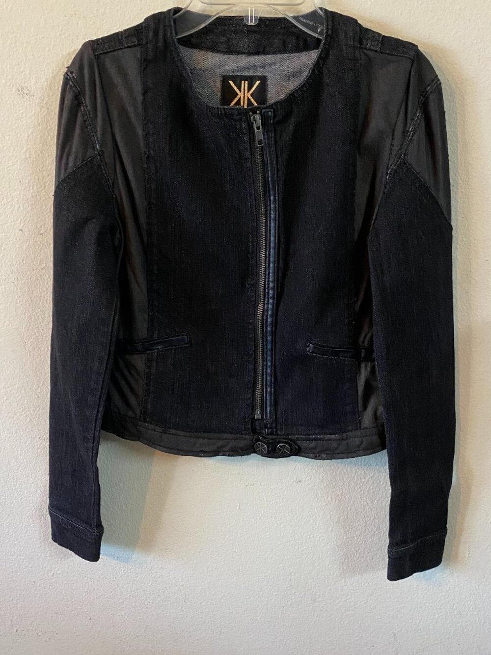 KARDASHIAN KOLLECTION XS BLACK COLLARLESS CROPPED DENIM & FAUX-LEATHER JACKET